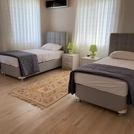 Hotel Doganin Kalbinde Havuzlu